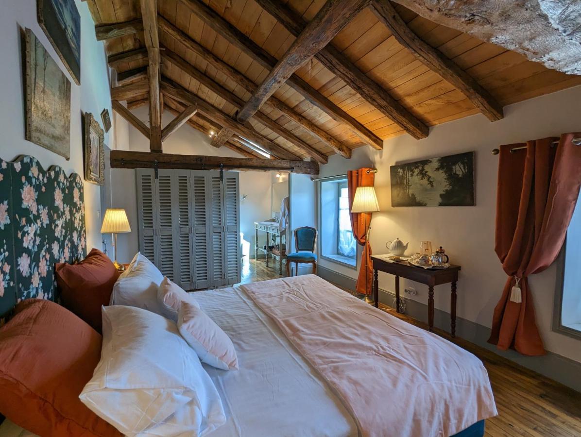 Chateau De Lavaud Montbron Bagian luar foto